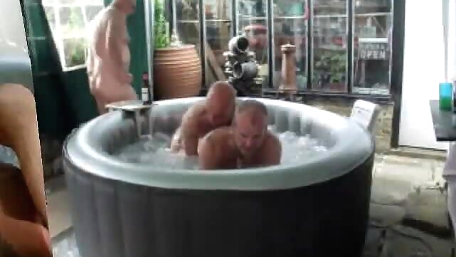 hot tub fun gaysex no condom video